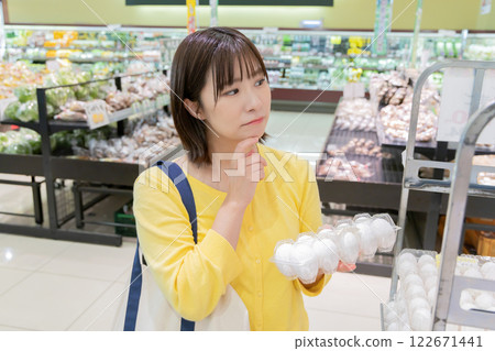 A woman shopping at a supermarket (property release obtained) 122671441