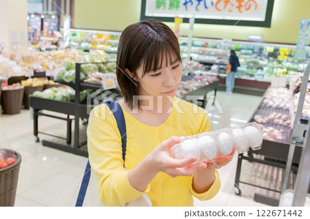 一名女子在超市購物（已取得財產釋放令） 122671442