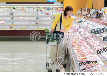A woman shopping at a supermarket (property release obtained) A woman shopping at a supermarket (property release obtained) 122671452