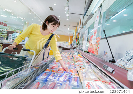 A woman shopping at a supermarket (property release obtained) A woman shopping at a supermarket (property release obtained) 122671464