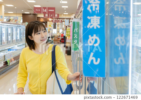 一名女子在超市購物（已取得財產釋放令） 122671469