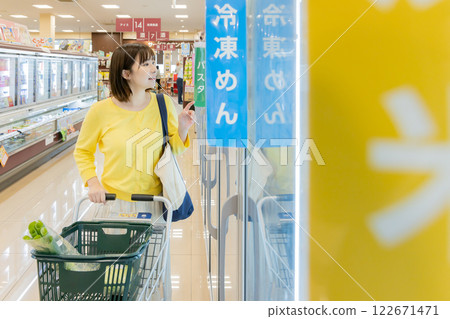 A woman shopping at a supermarket (property release obtained) 122671471