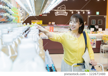 一名女子在超市購物(已取得財產釋放令) 一名女子在超市購物(已取得財產釋放令) 122671480