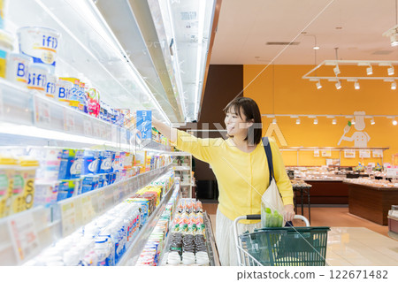 一名女子在超市購物（已取得財產釋放令） 122671482