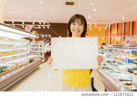 A woman shopping at a supermarket (property release obtained) 122671622