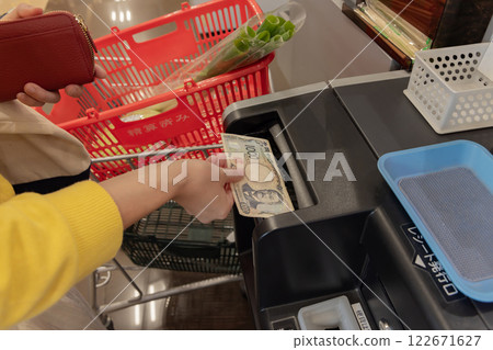 Automatic checkout machine at the supermarket (property release obtained) 122671627