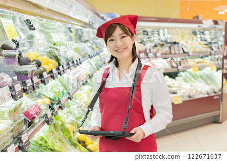 People working at a supermarket (property release obtained) 122671637