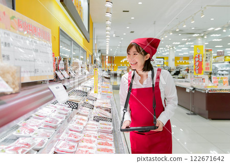 People working at a supermarket (property release obtained) 122671642