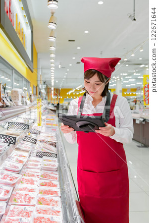 People working at a supermarket (property release obtained) 122671644