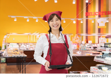 People working at a supermarket (property release obtained) 122671672