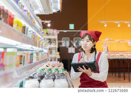 People working at a supermarket (property release obtained) 122671680
