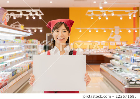 People working at a supermarket (property release obtained) 122671683