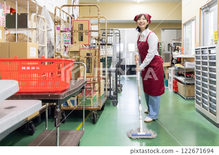 People working behind the scenes at a supermarket (property release obtained) People working behind the scenes at a supermarket (property release obtained) 122671694