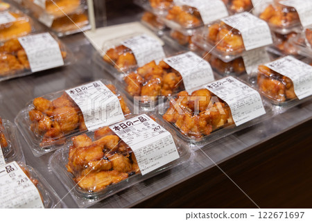 Supermarket side dishes (fried chicken) 122671697