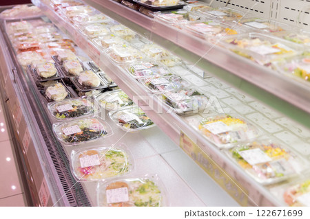 Ready-made food at the supermarket (property release obtained) Ready-made food at the supermarket (property release obtained) 122671699