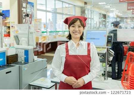 People working at a supermarket (property release obtained) 122671723