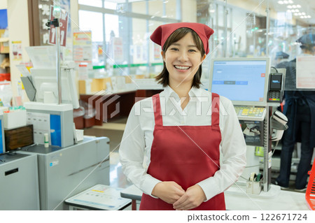 People working at a supermarket (property release obtained) 122671724