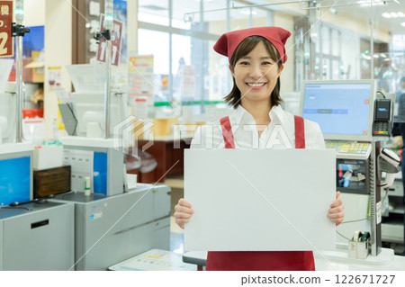 People working at a supermarket (property release obtained) 122671727
