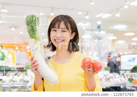 A woman shopping at a supermarket (property release obtained) A woman shopping at a supermarket (property release obtained) 122671785
