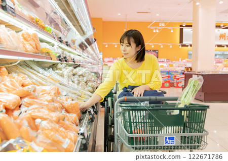 A disabled woman shopping at a supermarket (property release obtained) 122671786