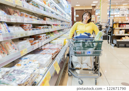 一名殘疾婦女在超市購物（已獲得財產釋放） 122671790