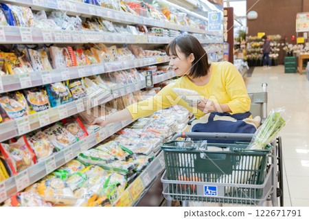 一名殘疾婦女在超市購物（已獲得財產釋放） 122671791