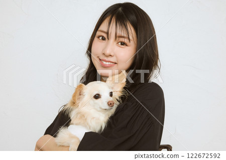 拿著寵物的婦女 122672592