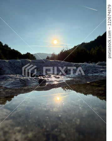 The reflection of the sun in the water. Summer landscape 122674879