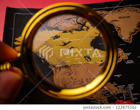 Closeup magnifying glass and focus to CANADA map. 122675102