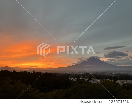夕陽照耀下的富士山 122675758