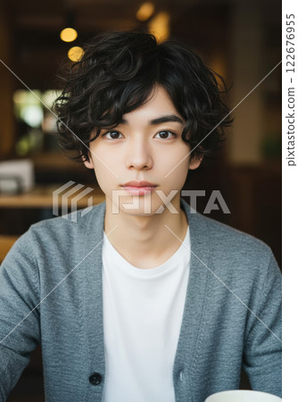 一名年輕男子對著鏡頭說話（AI 生成的圖像） 122676955