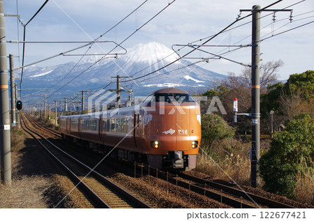 畫面中,273系特急八雲號列車飛馳在東山公園站前的一段直線路段上,背景是白雪皚皚的大山。 畫面中,273系特急八雲號列車飛馳在東山公園站前的一段直線路段上,背景是白雪皚皚的大山。 122677421