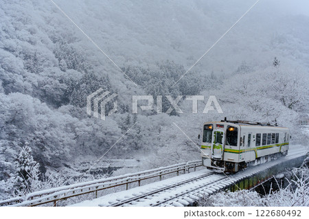 冬天的會津鐵道會津線湯野上溫泉站 122680492