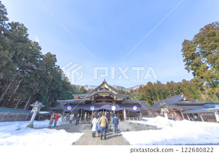 雪天早晨的彌彥神社：正殿與拜殿（節分） 122680822