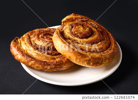 freshly baked cinnamon rolls 122681074
