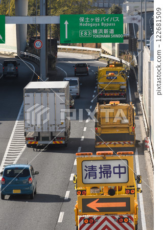 A sweeping car 122681509