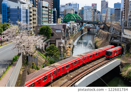 從東京千代田區的聖橋上看到的東京地鐵丸之內線和櫻花 122681784