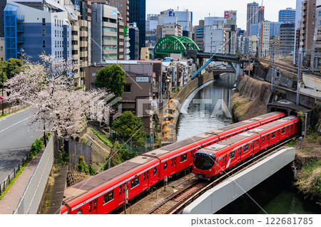 從東京千代田區的聖橋上看到的東京地鐵丸之內線和櫻花 122681785