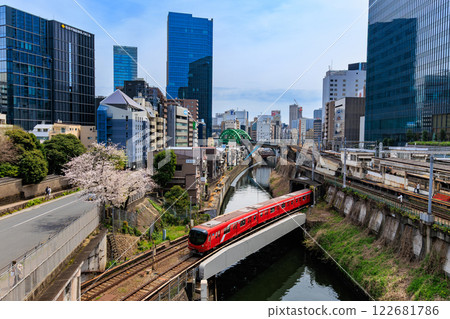 Tokyo Metro Marunouchi Line and cherry blossoms seen from Hijiri Bridge in Chiyoda Ward, Tokyo Tokyo Metro Marunouchi Line and cherry blossoms seen from Hijiri Bridge in Chiyoda Ward, Tokyo 122681786