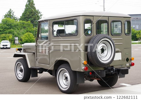 汽車圖片:三菱吉普車後方視圖 汽車圖片:三菱吉普車後方視圖 122682111
