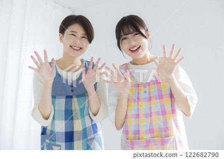 微笑的年輕托兒所老師 122682790