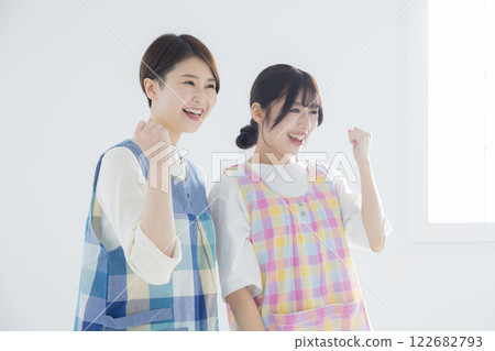 微笑的年輕托兒所老師 122682793