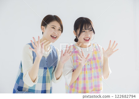 微笑的年輕托兒所老師 122682794