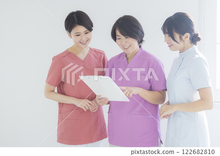 Medical staff, nurses, young women, healthcare workers Medical staff, nurses, young women, healthcare workers 122682810