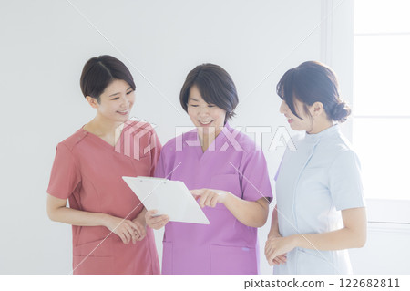 醫護人員、護士、年輕女性、衛生保健工作者 醫護人員、護士、年輕女性、衛生保健工作者 122682811