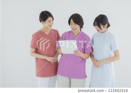 Medical staff, nurses, young women, healthcare workers Medical staff, nurses, young women, healthcare workers 122682816