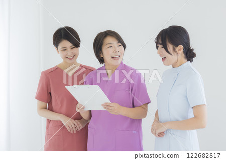 醫護人員、護士、年輕女性、衛生保健工作者 醫護人員、護士、年輕女性、衛生保健工作者 122682817
