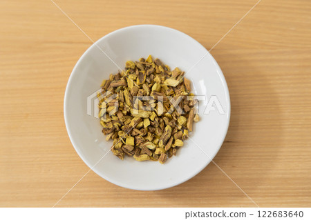 中草藥雌雄同體黃色 122683640