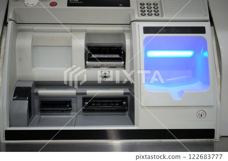 A vending machine that allows you to charge your IC card just by inserting it 122683777