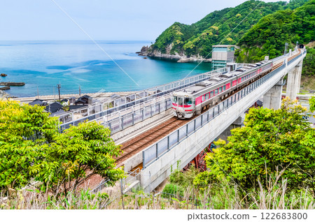 Sanin Main Line, Express Hamakaze crossing the Amarube Bridge Sanin Main Line, Express Hamakaze crossing the Amarube Bridge 122683800